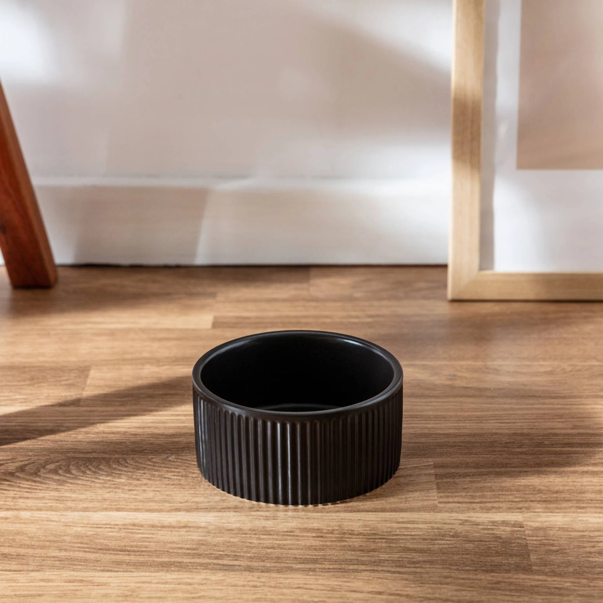 Park Life Designs Jardin Ribbed Pet Bowl Collection – Modern Matte Exterior, Black